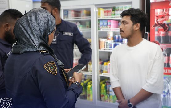 Hiya flatthakugai viyafaari hingaa 15 thaneh balai faaskoh, 3 meehun immigrationge belumuge dhashah