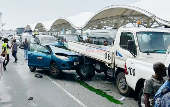 Taxi eh control nuve Velana airportgai nurakkaatheri accidenteh, aniyaavi meehaa ah faruvaa dhenee