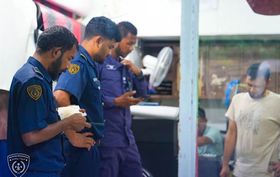 Immigration raid gai iyye ves 4 cafe akun 3 bidheyseeaku athulaigenfi 