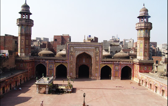 Wazir khan mosque: Miskithuge zeenahtheri kamaai kavi massakathuge sababun mashooru miskitheh