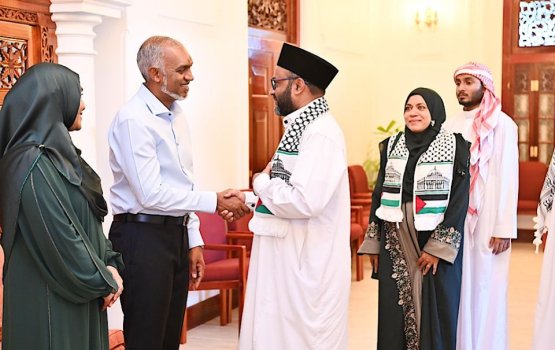 First Couple t exchange customary Eid greetings with public