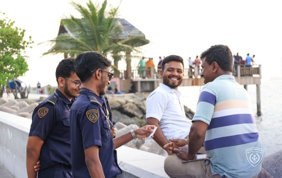 Immigration ge dhe officerunge passport hifahattaa, Shamaan aailaa meehehge phone hifahattaifi 