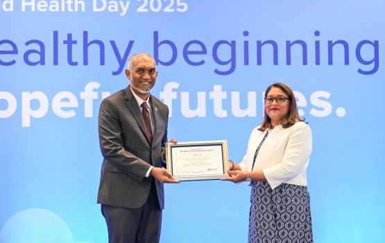 Dhunfathaa dhekolhah kuraa masahkaiy: WHOge haassa award raees Muizzu ah aruvaifi