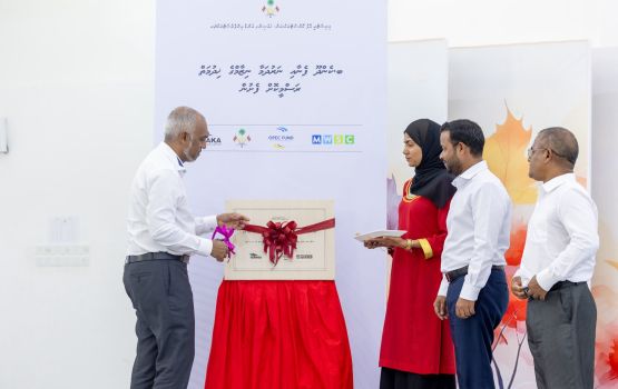 B. kendhoo fenaai narudhamaa nizaamuge hidhukaiy raees fattavaadhevvaifi