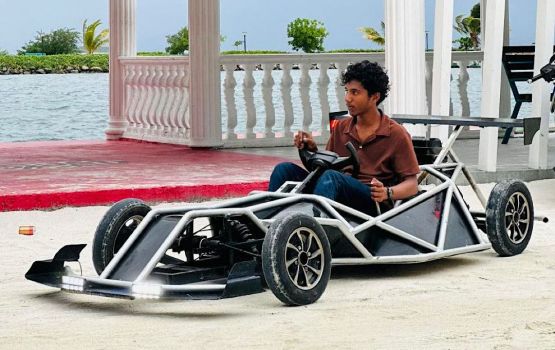 Aizan dhekemun ai huvafen hageegathakah: 2 mas dhuvahun hadhaa nimmaalee racing car eh!