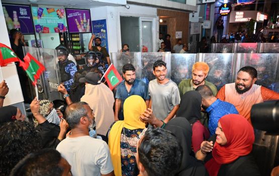 Majeedhee magugai muzaaharaa kuran huhdha dheefai nuvaane kamah fuluhun bunefi 