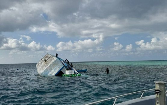 A ship carrying goods capsizes in Vaavu Atoll