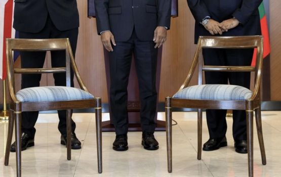 Raajjeyge minivan kamuge ehbas vumugai soe kuran beynun kuri 2 gondi sarukaaraa havaalukoffi 