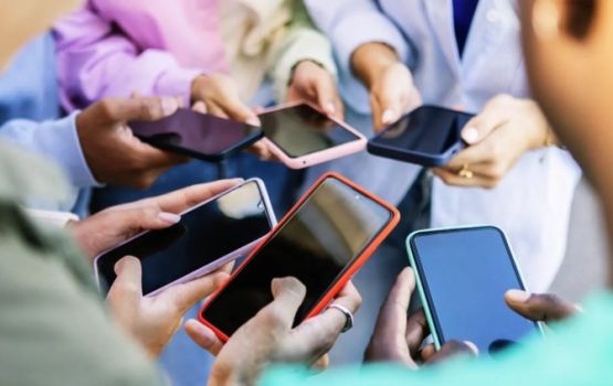 Australia gai 16 aharu nuvaa kudhinnnah Social media manaa kohffi