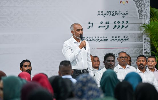 Grade 10 in dhashuge kudhinnah, school ah phone gendhiun manaa, 11, 12 ge kudhinge phone kiyavaa gadeegai locker ah!