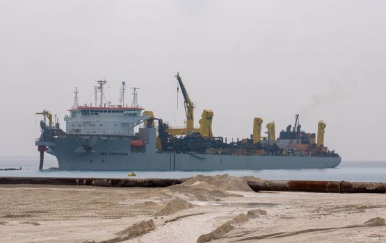 Dhuniyeyge emme bodu dredger gengos, Dhihdhoo airport ge binnhukkumuge masakaiy fashaifi 