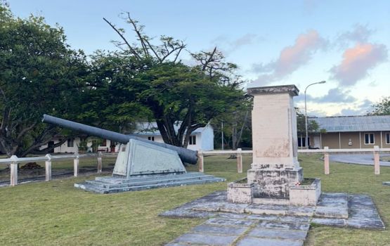 Gamuge British war memorial: Addu ge thaareehuge therein dhevana bodu hanguraamaige handhaanthah  
