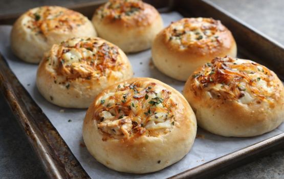 Press badhige: Spicy chicken buns with cheese 