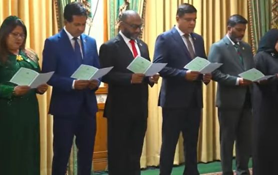 Raeesuljumhoorihyyaa vazeerunge majileehah badhal thakeh gennavaa vazeerun ayyan kuravvaif 