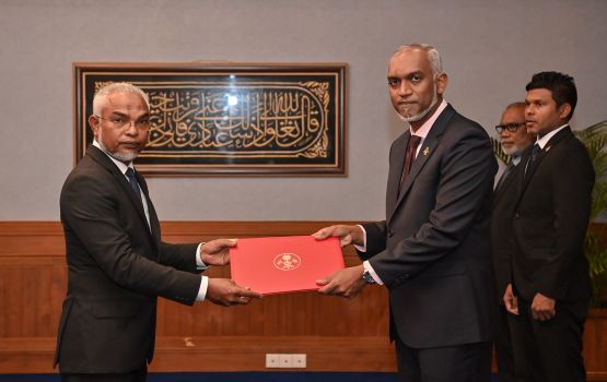 Raeesge dhifaaugai Iqbal: Siyaasee fikuru thafaathuvumakee anekaage aburu kathilan oiy hujjatheh noon