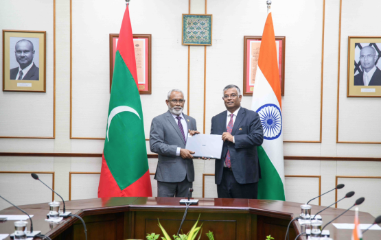 Rayyithunge Majileehuge 6 member ehge dhaairaa ah India High Commission in laptop hadhiyaakohffi