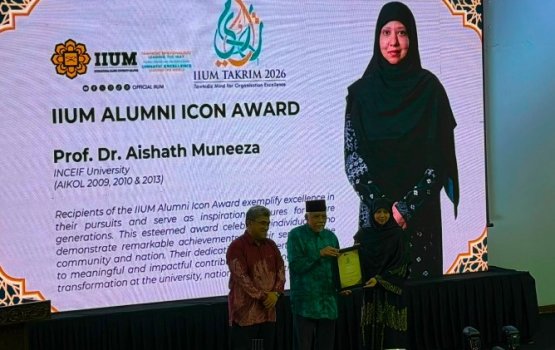 Professor Muneeza receives IIUM Alumni Icon Award 26