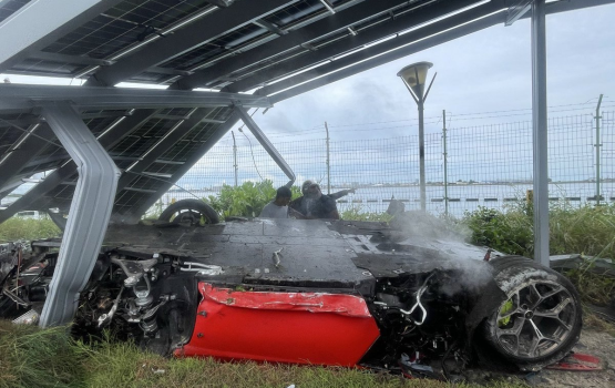 Bridge highway gai, Lamborghini car eh control nuve solar panel thakugai jehi nurakkaatheri accident eh!