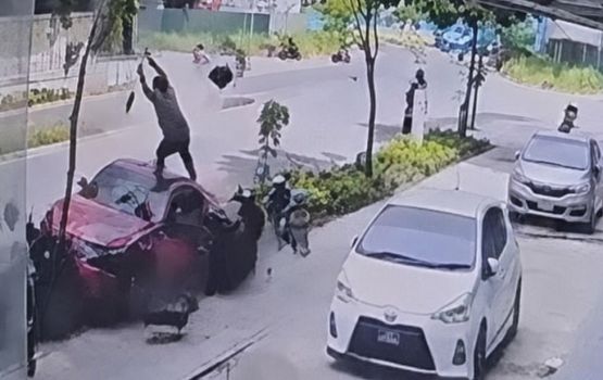 Car akaai Cycle eh jehi Accident eh: Dhe meehakah aniyaa ve Hospital gai faruvaa dhenee