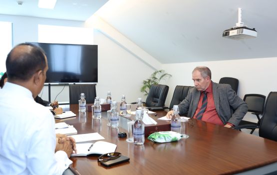 Dhe gaumuge gulhun ithuru dhaairaathakah fulhaakurumah British High Commissioner aa eku mashvaraa kohffi