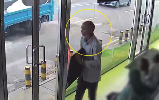 Bus stop akah vadhe TV eh vagah negi meehaku fuluhun hoadhanee 