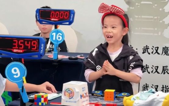 China ge 6 aharuge kujjaku rubics cube ge dhuniye ge record muguraalaifi