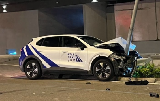 Holhidhandi eh gai jehunee Male Taxi eh, Car ah bodethi gellun thakeh vejje